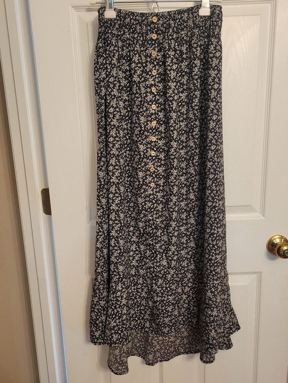 Ee:some Black and White Floral Button-Front Maxi Skirt with Wood-Tone Buttons